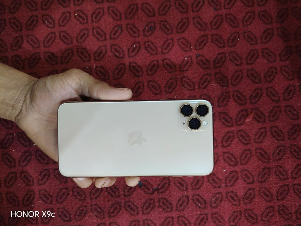 11 برو ماكس         ( السعـر 425 ألف )
بيه مجال قليل نضافه 100% مكفول لا مفتوح ولا مصلح ولا بيه زلغ

الذاكرة 256 والبطارية 81

 يرهم مراوس ايفوان فقط  ويا حافضه ولزكه  وكيبل شحن لناصريه غراف ***********
