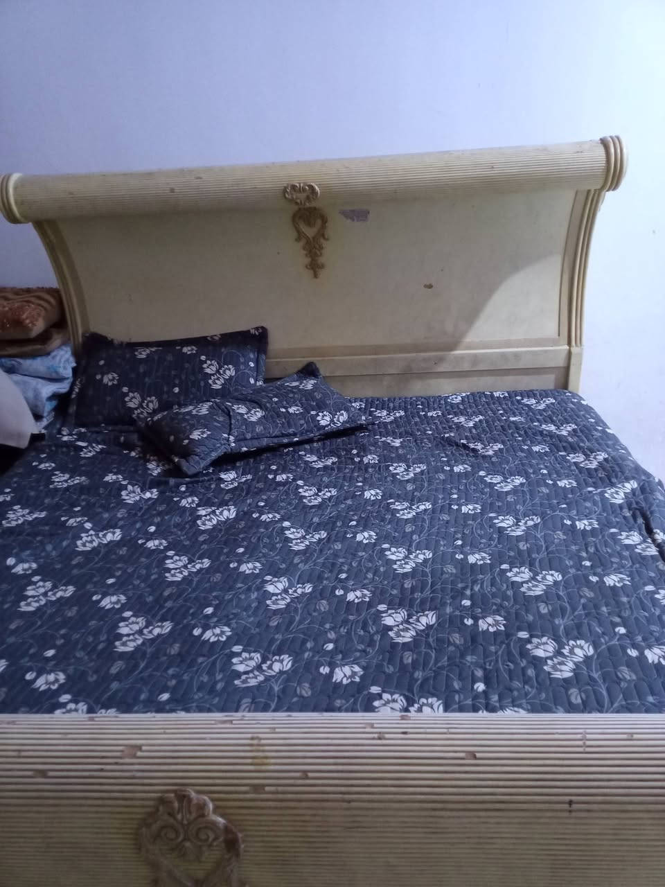 غرف نوم كويتي البيع مناسبه العنوان الشعيبه ***********
