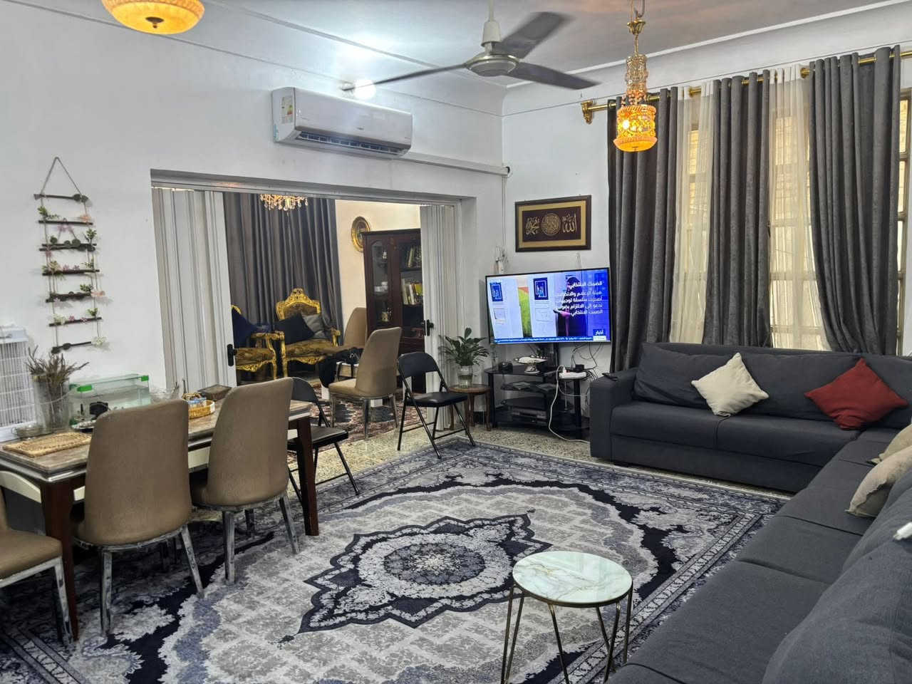 بيت في حي المكرمه منطقه ال85  في النجف 

مساحه العقار260 م  يحتوي على 4 غرف نوم 

البيت كلش نضيف و مكانه راقي ومساحته 260  

للاستفسار اكثر عن العقار يتوفر وتساب 

0780 789 4484

مكتب الغدير
