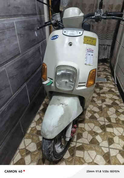 السلام عليكم بوليس كريمي ناقصه جاملغ امامي و قبق باتري بس الدراجه مكينته مال رمبه ما ماشيه هواي شلعه معدل خير من الله
مكاني الوشاش السعر خاص رقم ***********
