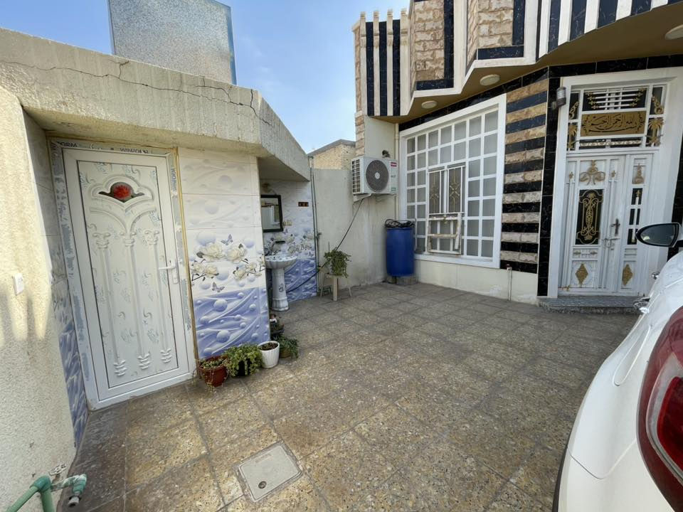 بسم الله الرحمن الرحيم 

بيت للبيع في الصقلاوية الشهداء الثانية قرب جامع عبدالقادر الكيلاني 

مساحة البيت : ١٦٠ متر
شارع : ١٢ متر

يحتوي البيت على غرفة نوم + استقبال + صالة +مطبخ + صحيات عدد ٢ 

اضافة الى ذلك بيتونة كبيرة بحجم الصالة 

بناء طابوق 

قريب على الشارع العام  
بناء حديث 

سعر الدار :  ٨٥ وقابل للتفاوض 

للتواصل : ***********
للتواصل : ***********
