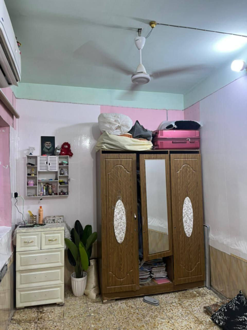 سلام عليكم،، بيت للبيع في حي التظحيه مساحة 120  6 في 20 بالفرع مقابل مدرسة حبيب طابق واحد طابوق عكاده بي طارمه ومحل وستقبال وصاله وغرفه ومطبخ وصحيات خارجيه وداخليه سعر 85 رقم ***********
