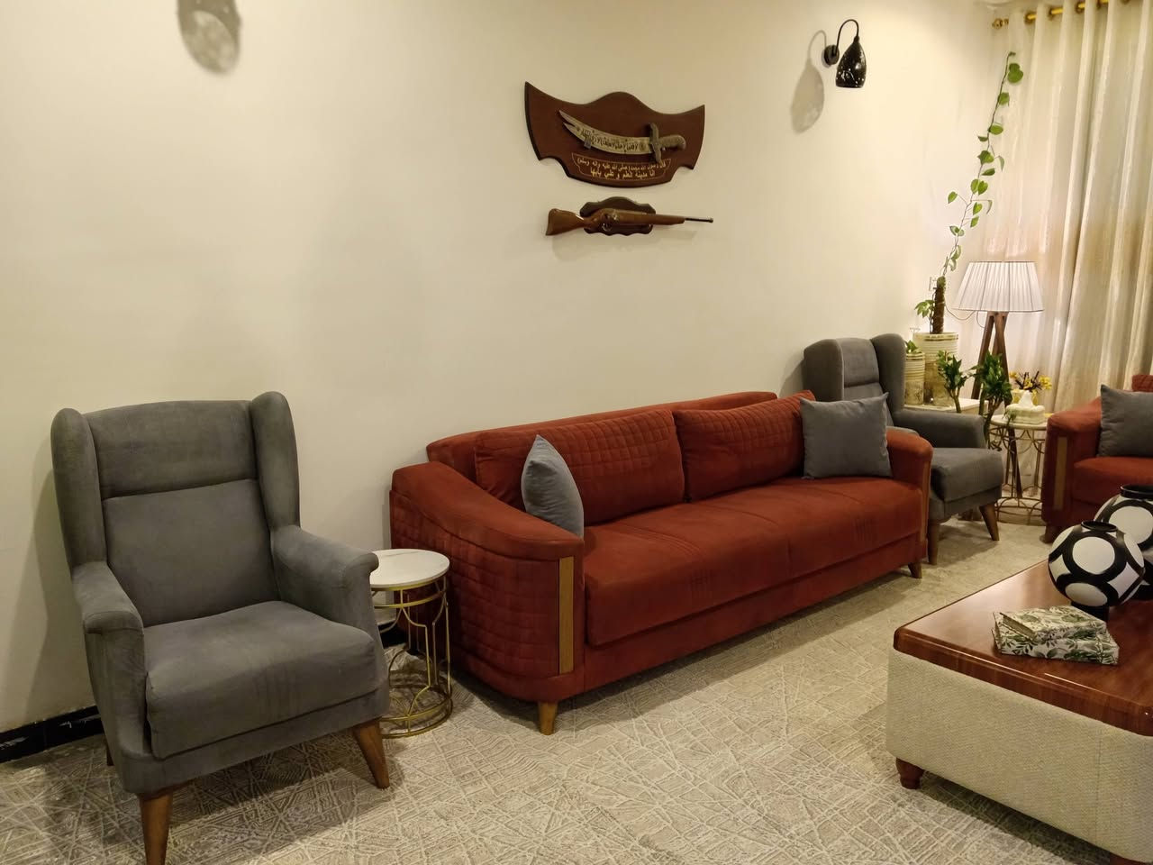 للبيع تخم تركي ماركه ١٠ مقاعد نظيف جدآ مخزن سرير هيكل حديد مقعد والظهر سبرنك للاستفسار الاتصال على الرقم ***********
