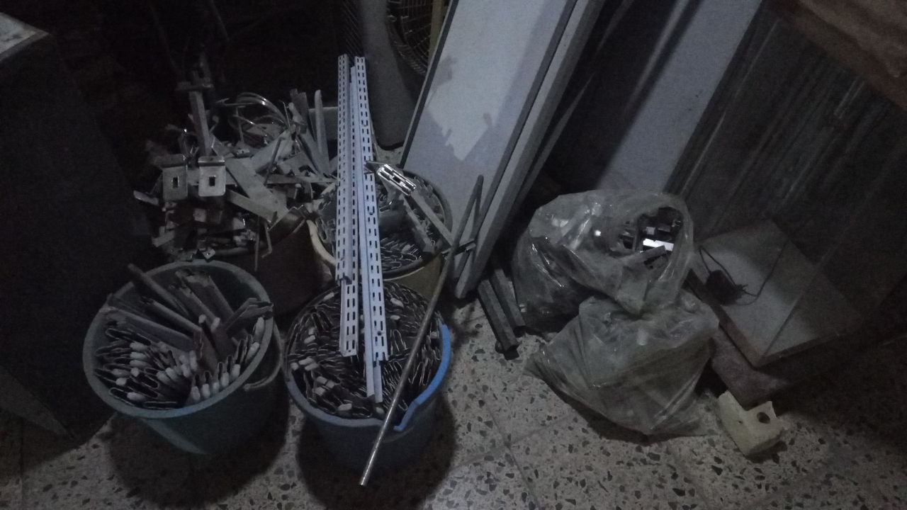 السلام عليكم 

مكلف بالنشر 

البيع كلهن سوية

فاترينة كرزات او بهارات او بقوليات او غيرها مستعملة نظيفة للبيع 

+ رفوف حديد عدد 175 رف سوري الصنع ثقيل مع الاذرع و الاعمدة 

رفوف زجاجية مع الاذرع والاعمدة 

سلة جبس بخمسة سلال عدد 1 

سلة ستيل  عدد 1

سرير طفل حديد وردي 1

شبكة اشياء شبكية عدد 1 مع الاعمدة 

عارضة سجق او حلويات عدد 1 نظيفة جدا 

عارضة اقلام مكتبية عدد 1

مراة 4 متر عدد 2  (تصلح لمحلات المخضر)

الاتصال ***********

واتس اب
