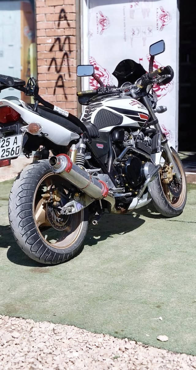 للبيع سي بي 400كفاله عامه من التاير لتاير مطلعها من المعرض جديده. رقم وسنويه.. الدراجه حلوه بمعنى الكلمه. أي نقص ماكو 
دهن ألماني ... مي أحمر زيتي.... نضام سيكيورتي.. مكينه هايبر.. شلعه فول.. معدل 190。。  كهربايات وضع الشركه.. لايت زنون نضام ويه السويج..  ملاحضه مانه مانه لا تجي وتشلع كلبي كلشي تبين كدامك.. السعر المطلوب 32وبيها مجال بصيط....) ----(مكاني الأنبار حصيبه الشرقيه..)  شرط ترايك أربيل.. ✌


**إذا كنت صاحب هذا الإعلان وتريد حذفه لأي سبب، رجاءا أرسل رسالة إلى الدعم الفني**