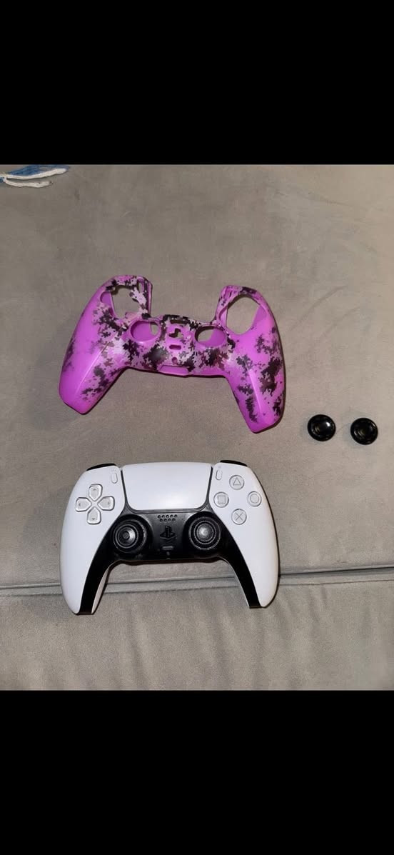 السلام عليكم
بلي ستيشن ٥ العادي مع كل الالعاب بلصوره 
و يو بي اس و كامل الملحقات 
السعر ٦٥٠ قفل 
المكان النجف حي السلام 
رقم التواصل للشراي *********** واتساب
