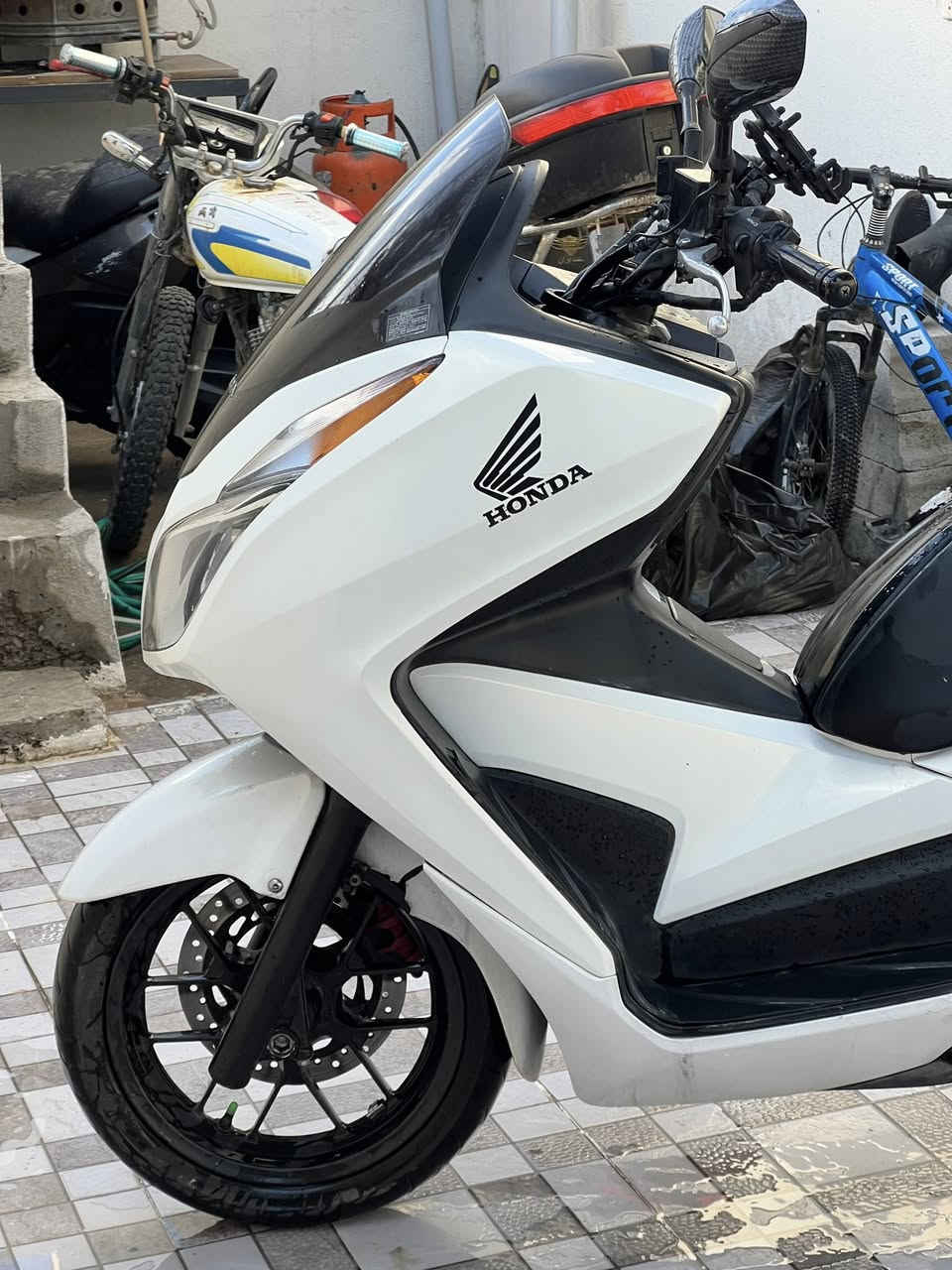 هۆندا فۆڕزا سفر ١٢
پاک و بێکێشەیە کلاج و قایشی شەریکەی لەسەرە مەکینەی نەکراوەتە و دەسکاری نەکراوە 
سعری ١٥ وەرەقە
***********
