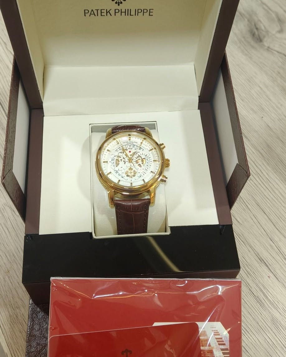 عنوان يخطف الأنظار: 🌟 الفخامة والأناقة بين يديك.. ساعة Patek Philippe المذهلة 🌟

​لكل عشاق التميز والذوق الرفيع، نقدم لكم التحفة الفنية المستوحاة من التصاميم الكلاسيكية لـ باتك فليب، بتفاصيل غنية ومظهر يوحي بالفخامة المطلقة.

​✨ مواصفات الساعة:

​الموديل: ماستر مستوحى من تصاميم التعقيدات الكلاسيكية الفاخرة للبراند.

​الحركة: ماكينة بطارية (كوارتز) عملية وعالية الدقة لضمان دقة الوقت.

​التصميم: إطار ذهبي لامع مع مينا غنية بالتفاصيل والعدادات الداخلية، وسير جلدي فاخر باللون البني يمنحك راحة تامة ومظهراً رسمياً جذاباً.

​الملحقات: تأتي مع علبة فخمة وكارت الماركة والتاغ الخاص بها لتكون هدية مثالية لنفسك أو لمن تحب.

​💰 السعر: 50 ألف دينار عراقي فقط!

🚚 خدمة التوصيل: متوفرة لجميع محافظات العراق بـ (5 آلاف دينار فقط).

​📞 للطلب أو الاستفسار:

يرجى مراسلة رسائل الصفحة أو التواصل عبر الواتساب على الرقم: ***********
