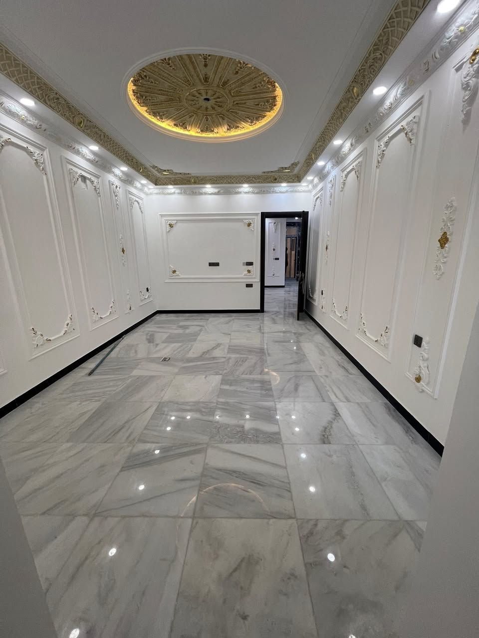 للبيع في بغداد السيديه مربع التصنيع وقرب شارع العلوه وجامع معاذ ابن جبل
دار 🏠 فخم مساحه ١٦٠ متر 

واجه٨ نزال ٢٠ شارع ١٢ 

بناء ٢٠٢٦ فول درجه اولى من كل شي 

واجه مرمر تخبل شغل متعوب عليه. 

ارضيات مرمر شبابيك المنيوم جامع مسكرت عازل لصوت ديكورات اناره 

يحتوي كراج يتسع سياره 

صاله مطبخ حار بارد هول داخلي وغرفه نوم خدمات صحيه 

طابق الثاني ٣ غرف نوم وخدمات صحيه ٢

طابق ثالث غرفه نوم وخدمات صحيه وبيتونه كبيره 

مجموع غرف نوم ٥ وخدمات صحيه ٥ بناء 🚧 درجه اولى للستفسار اتصال ☎️ ***********

او زياره المكتب لمعاينه العقار السيديه شارع العلوه مكتب مهند الغريري للعقار مقابل مدرسه حلم  الغد الاهليه وقرب مطعم سماش 

السعر مناسب لبقيه العروض
