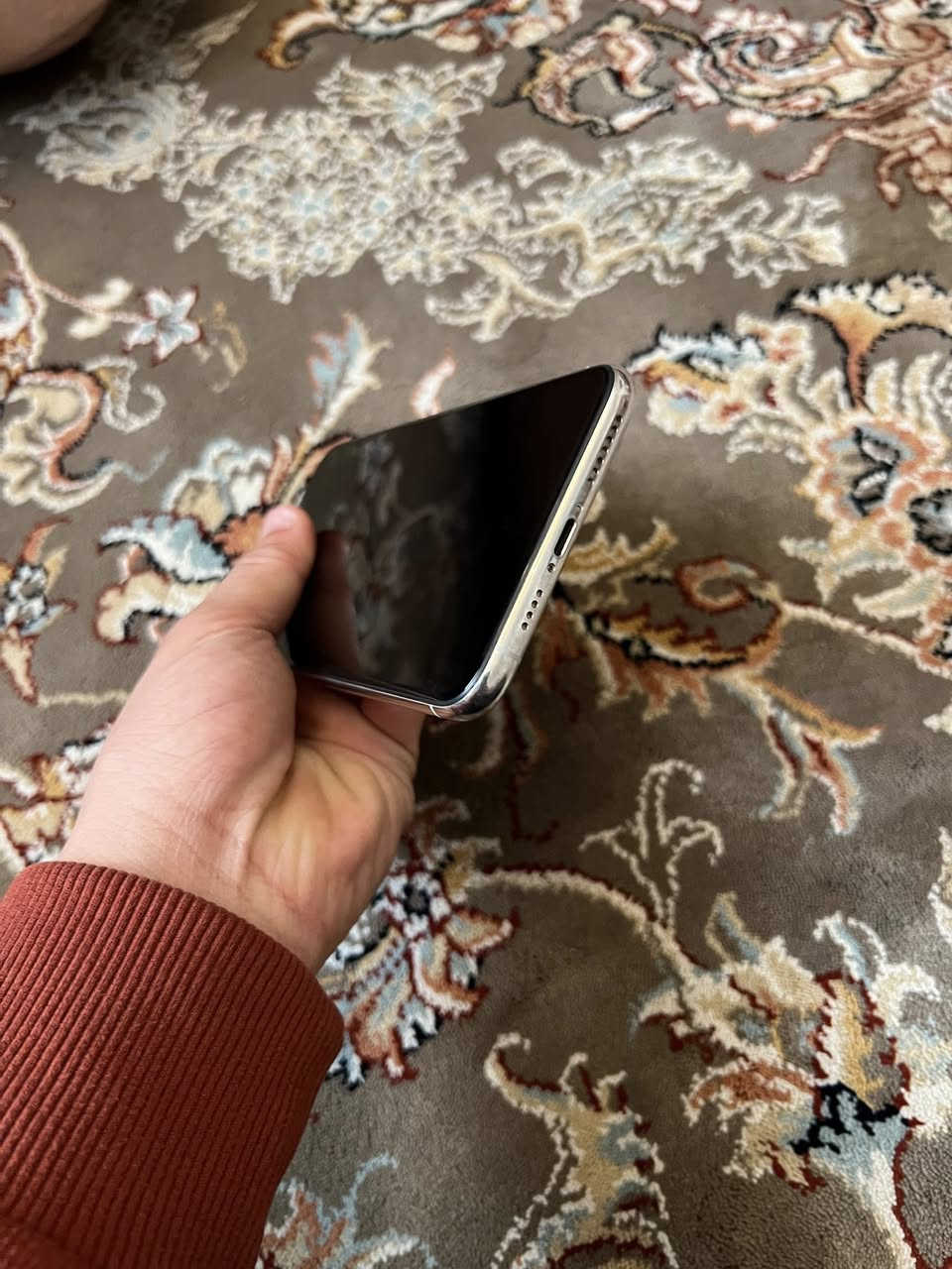 ايفون ١١ برو ماكس شرق اوسط
كفاله عامه من الزلغ والفتح 
نظافة ١٠٠٪؜ 
بطاريه ٨٤ اصلللل
ذاكره٢٥٦ 
لون ابيض 
ماكو انظف منه وممفتوح ولا داخل تصليح 
عنواني بغداد العامريه سعر الجهاز ٤٠٠ وبي مجال رقم الهاتف ***********
