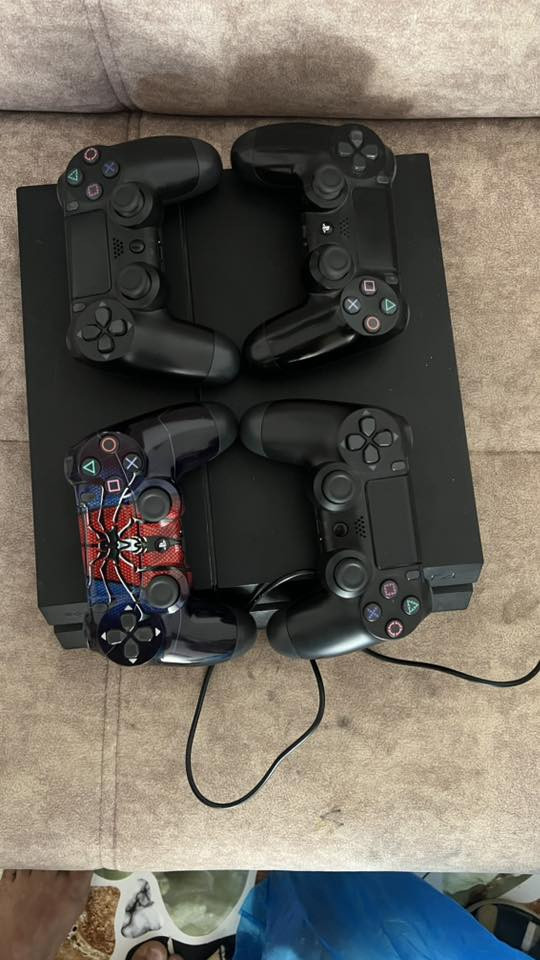 بلي 4  اون لاين تحديث  ١٣.٤ ذاكرة ٥٠٠ نضيف لا مفتوح ولا مصلح  ويا قرص و4 جوستك سعرة 200 المكان الناصريه ***********
