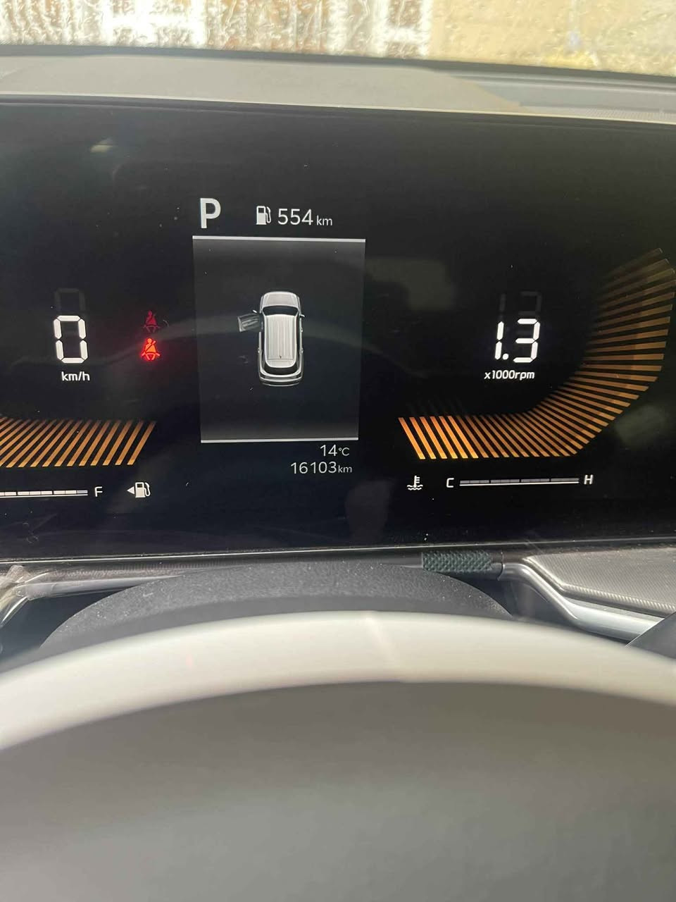 اللهم صلي على محمد وال محمد 
🚙 كيا سورينتو 2024 فئه الAWD (X-Line)

لون مميز وراس سوك  الابيض 🔥 مع ممشى قليل جداً، سيارة شبه جديدة بحالة ممتازة

⸻

⚙️ المحرك والأداء:
 • محرك 4 سلندر تيربو 2.5 لتر
 • قوة 281 حصان 💪
 • قير 8 سرعات دبل كلتش
 • دفع رباعي AWD (X-Line)
 • أداء قوي وثبات عالي

⸻

📊 تفاصيل السيارة:
 • الممشى: 16000
 • اللون: ابيض مميز
 • وارد خليجي

⸻

✨ المواصفات الخارجية:
 • تصميم حديث رياضي (X-Line)
 • إنارة LED أمامية وخلفية
 • جنوط 20 إنش
 • رف سقف + تجهيزات للرحلات
 • باب خلفي كهربائي

⸻

🛋 المواصفات الداخلية:
 • 3 صفوف (عائلية)
 • شاشة بانورامية مزدوجة 12.3 إنش
 • مقاعد جلد فخمة
 • تبريد وتسخين للمقاعد
 • فتحة سقف بانوراما
 • إضاءة داخلية محيطية

⸻

📱 التقنية:
 • Apple CarPlay & Android Auto
 • شاحن لاسلكي
 • تشغيل بصمة + دخول ذكي

⸻

🛡 أنظمة الأمان:
 • رادار أمامي
 • المحافظة على المسار
 • كاميرا 360 درجة
 • مراقبة النقطة العمياء
 • مثبت سرعة ذكي

⸻

🔥 الخلاصة:
سيارة شبه جديدة – ممشى قليل – فئة مميزة
مناسبة للعائلة والرحلات مع قوة وأداء عالي
للاستفسار اكثر 
*********** Singapore
