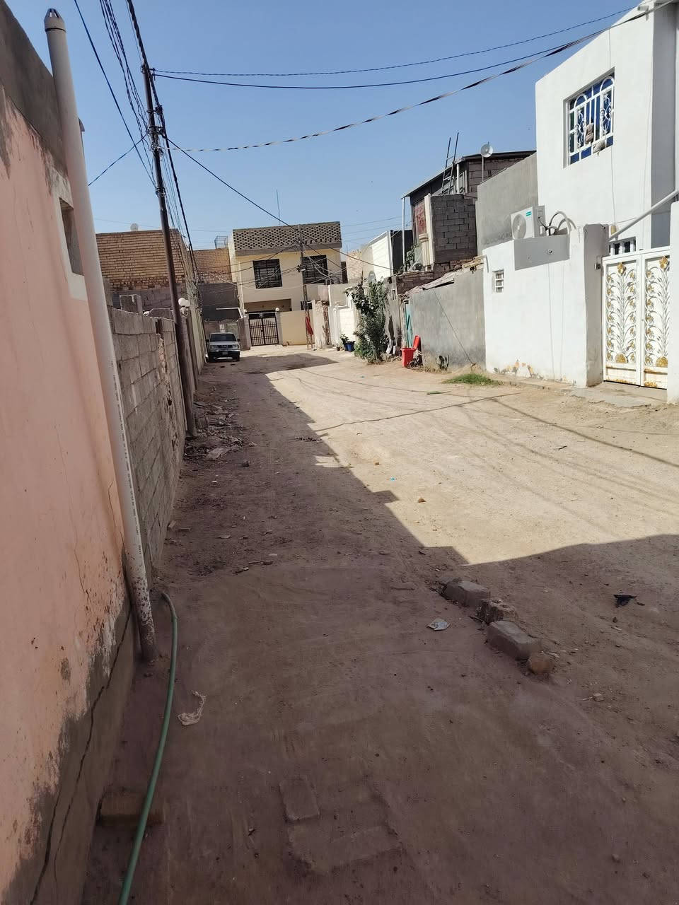 يالله السلام عليكم 
بيت للبيع زراعي عقد 25 المساحه 100متر
يحتوي ع غرفه وصاله ومطبخ واستقبال وحمامات داخليه وخارجيه 
ملاحضه البيت عگاده البناء طابوق 
الأرضية بورسلين جدار سيراميك و السطح كامل 
العنوان حي ميسان نهايه شارع سكله الكرعاوي 
السعر 35 بي مجال 
الإتصال ***********
