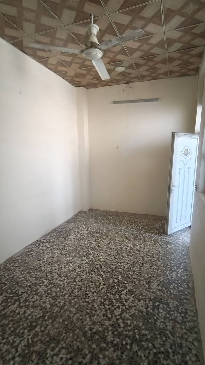 السلام عليكم.
بيت للايجار قرب اسواق برتقالة يبعد عن الامام 1كيلو متر .

يحتوي على غرفة و صالة و مطبخ مساحته 65متر .

سعر الايجار 250 .

للاستفسار : ***********.
