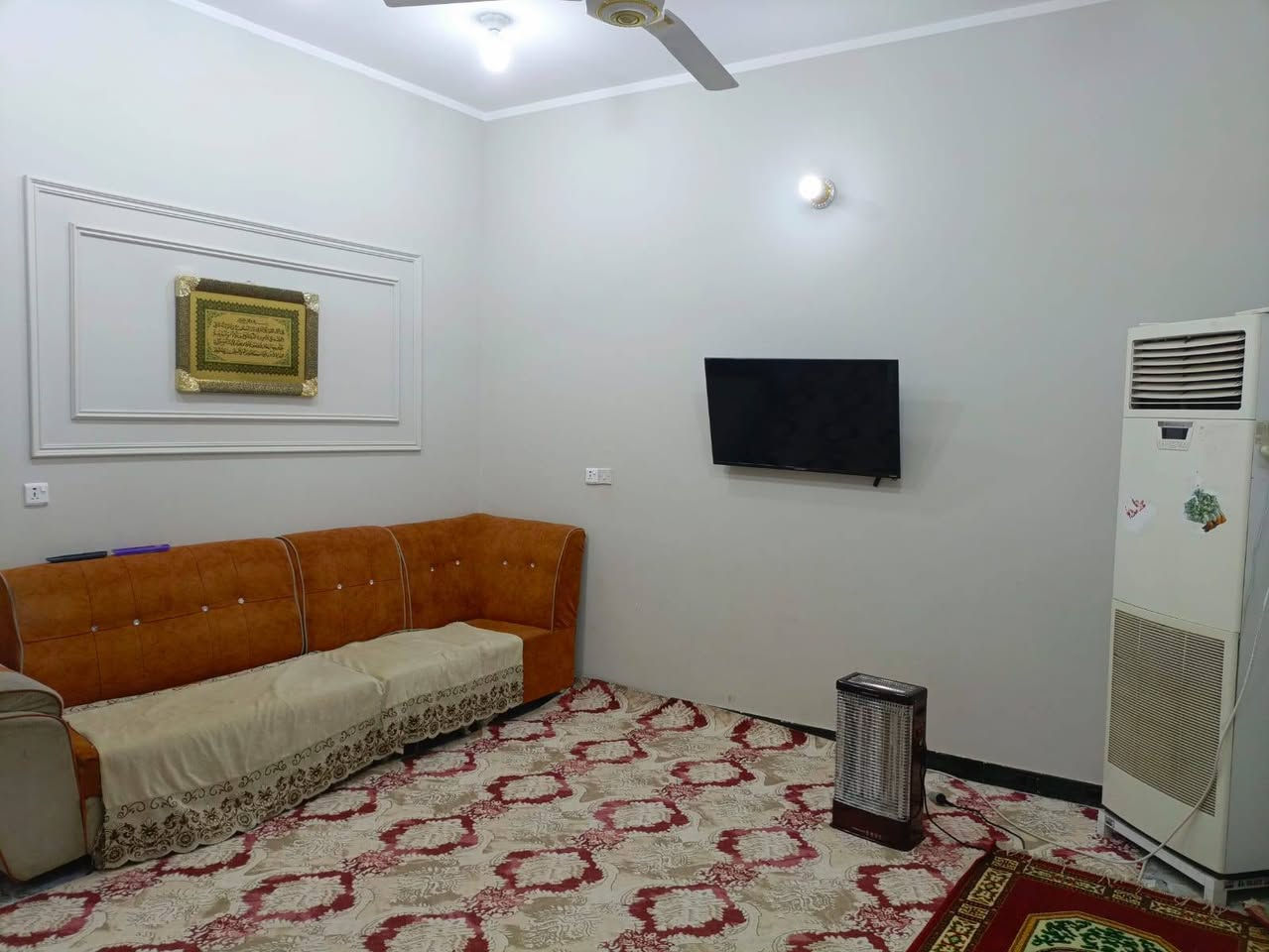 للبيع
بيت طابو صرف طابقين بناء حديث 
 كونكريت  مسلح درجه اولى
المساحة .. 124 واقع حال 130 ركن وجه واحد
داخل فرع عرض ٨م 

يقع في سومر الاولى قرب مستشفى الاسنان

الطابق الاول.. استقبال و صالة وغرفة ومطبخ وصحيات خارية وداخلية ومناور اثنين

الطابق الثاني.. ثلاث غرف وصالة وصحيات 
+ مخزن

موبايل للاستفسار ***********
