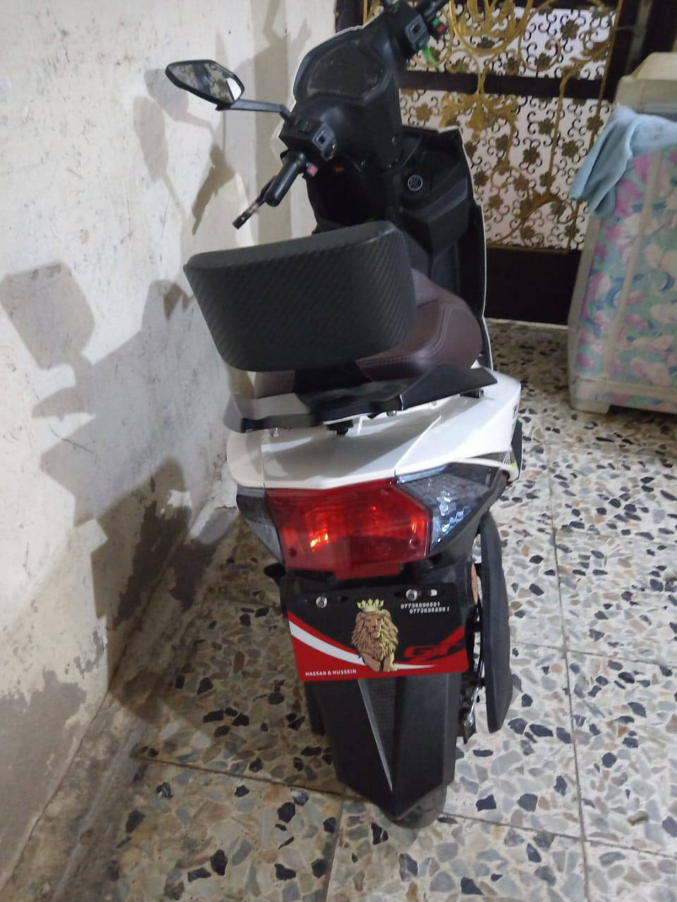 سلام عليكم دراجه سكنز للبيع دراجه نضيفه 6 بطاريات تمشيك 75 كيلو سرعه 80 تجي 4 نمر رقم ***********
