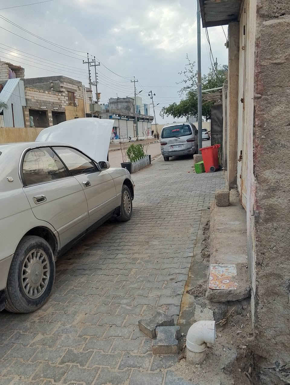 بيت للبيع طابو ملك  صرف مساحة البيت 200 متر مربع المكان الحي العسكري قريب على مدرسه خاتم النبيئين
موقع  كلش حلو على شارع تبليط موجود كافه الخدمات
البيت طابقين السعر 125 وبي مجال للتواصل ‏‪***********‬‏
