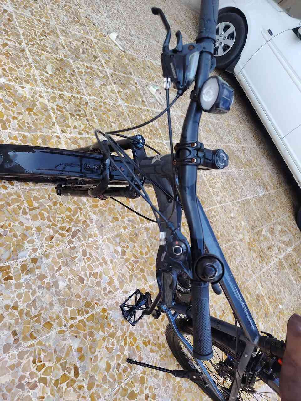 🚲 دراجة هوائية ماركة GIANT أصلية للبيع 🚲الماركة: GIANT (براند عالمي معروف بقوته ومتانته).الهيكل (الفريم): ألمنيوم خفيف الوزن، متين ومقاوم للصدأ.سستم السرعات: شيفترات ومعدات شيمانو الأصلية (Shimano Tourney) تبديل سرعات ناعم وسلس.الوضع العام: الدراجة بنظافة ممتازة (نظيفة جداً وجاهزة للاستخدام مباشرة دون أي نواقص).الملحقات الإضافية: تحتوي على حامل ومطارة ماء، جك تثبيت (ستاند)، ومقعد مريح جداً للمسافات الطويلة.📌  السعر المطلوب: [  ادفع ولا تكسر بسعر   ]
📌 المكان: [ الموصل حي سومر  ]
📞 للتواصل والاستفسار: [ ***********] أو المراسلة على الخاص.
