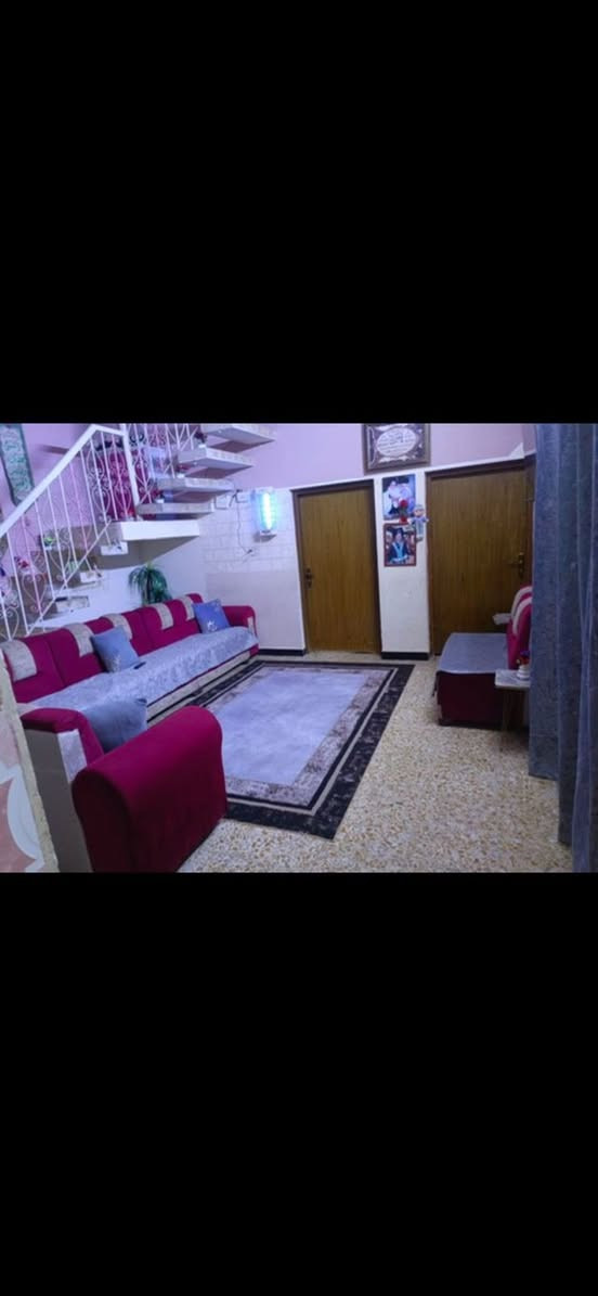 سلام عليكم بيت مساحته 200 متر طابو صرف بسمي مكانه بمنطقة ال7000 مقابيل المركز موقعه حلو البيت يتكون من استقبال و مطبخ و حولي و غرفتين نوم و حمام و مرافق معزولات بيت نضيف سطح اشتايكر مخزن اغراض بسطح رقمي *********** سعره ب110 و بي مجال
