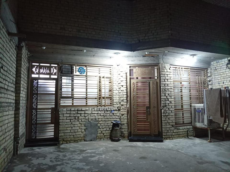 السلام عليكم  بيت بيت للبيع واقع حال طابق واحد
المساحه ١٦٠ متر بناء حديث 
يحتوي على استقبال و مطبخ وغرفة نوم ومساحة درج وصحيات 
العنوان نواب الضباط خلف نوتلا كيك استفسار اتصل ***********
