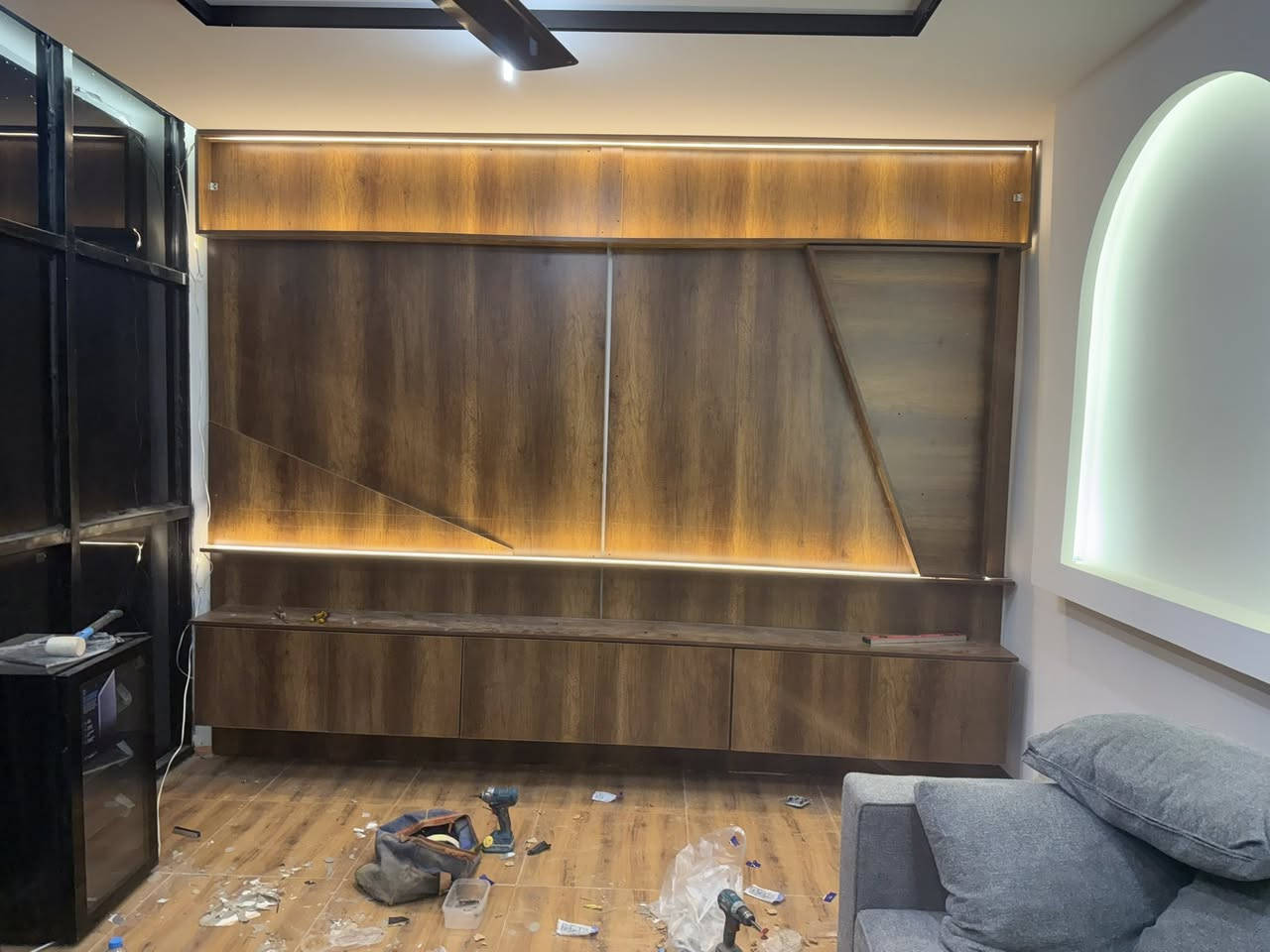 نجاره ابو الحسن لعمل كافه اعمال الديكور والمطابخ درسنك روم غرف اطفال خشب تركي درجه اولى 
البصره صناعيه حمدان 
***********
***********
