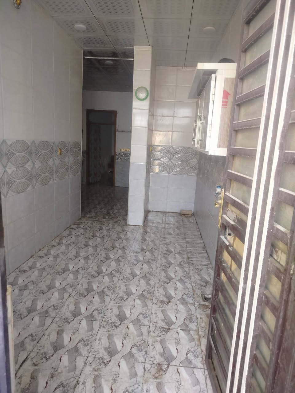 دار للبيع ميت متر شبه المربع. غرفه و ستقبال وصاله و مطبخ و صحيات داخلي و خارجي
***********
