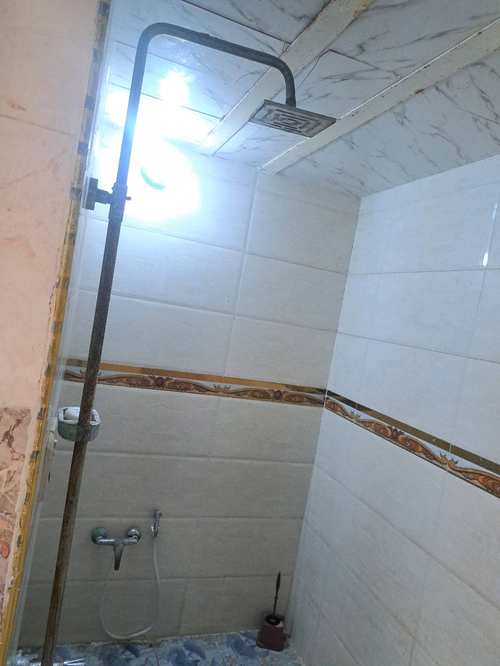 دار للبيع (طابقين) 🏠
متاح الآن منزل متكامل للسكن الفوري 
​✅ المساحة الكلية: 250 م.
✅ عدد الطوابق: طابقين.
ملاحظه الطابق الاول يحتوى على طرمه كبيره وحديقه 
ودوانيه وستقبال ومطبخ وغرف نوم عدد 2 ومناور عدد 2 وصحيات داخلي وخارجي وكلدور  الطابق الثاني يحتوى على دوانيه وستقبال ومطبخ وصحيات وغرف نوم عدد 2 غير كاملات 
✅الطابق الثاني غير مسكون فيه من سنة التشيد الدرج خارجي وداخلي وباب منفصل وحده
​  "للاستفسار يرجى الاتصال"].
***********
📍 العنوان: [ حي المعلمين الجديد].