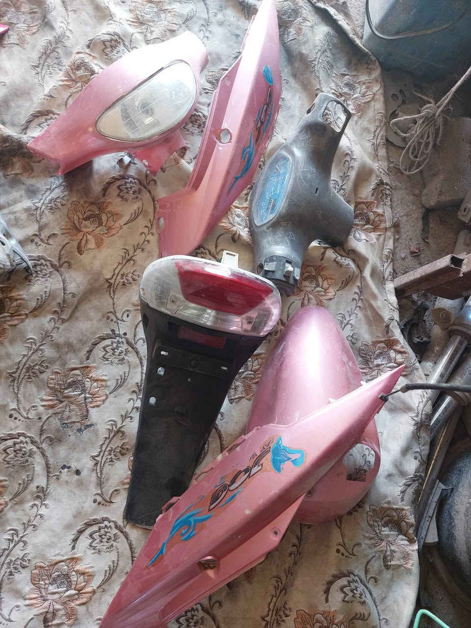 كفرات ماكس بنغولي عايزات بس الوجه التخم كفرات والبك لايت والدشبول السعر 40 الواحد مكاني نجف حي الانصار ***********

