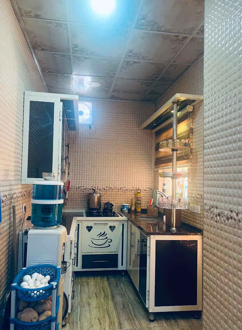 تحيه طيبه ومباركه بيت للبيع موقع المربع الذهبي للمنطقه الموقع بالضبط الفرع الي بعد جامع المهيمن بيت جاهز بناء درجه اولى مو تجاري  سند زهور مساحه 100م واجهه 5م كراج يفوت بيه سياره عاليه مثل سنتافي متكون البيت من استقبال وهول ومنور وغرفه واحده وحمامات بالطابق الأول وطابق الثاني غرفتين نوم مع بلكونه البيت طابق ونص السعر 125 مليون وبيه مجال جدا بسيط البيت بناء سنه 2020  رقم موبايل ***********  وتحياتي
