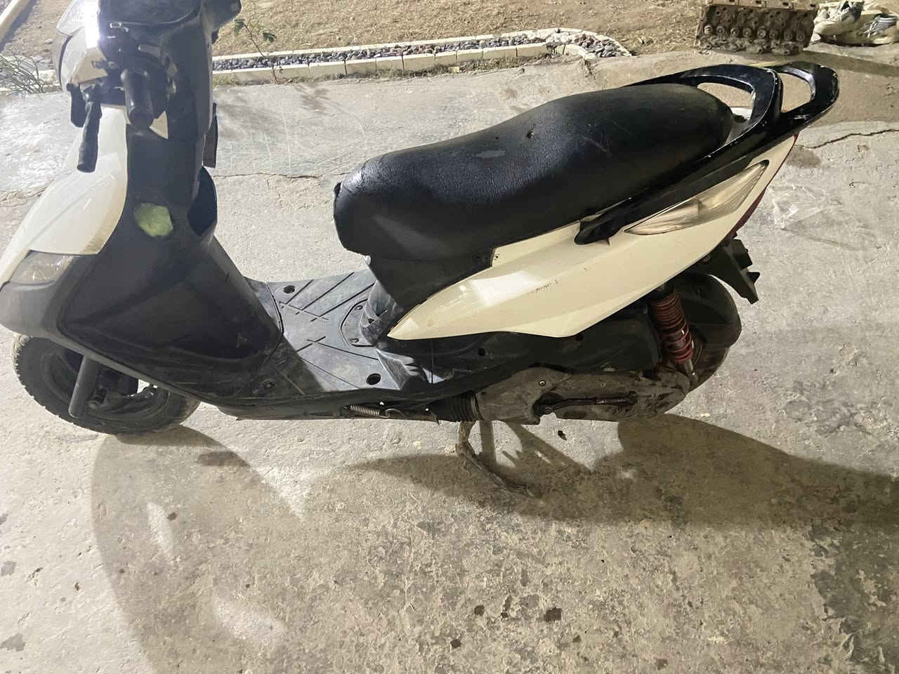 سلام عليكم (دراجه ثعلب للبيع )الكهربائيات كلهة شغاله سلف هندر الايتات الماميه شغاله وليوره شغاله  (لدبلات امامي خلفي شغال التايرات جدد .بريكات امامي خلفي)قفل جنطة قفل ستيرن قفل الجوزه كلهن شغالات). اوراق كامله 
(الدرجه خير من الله بس صار بيهة بكن فقط ) 
لتواصل واتساب (***********) المكان بغداد صليخ السعر 400 وبيهة مجال حك الجيه 
والدراجه شغاله
