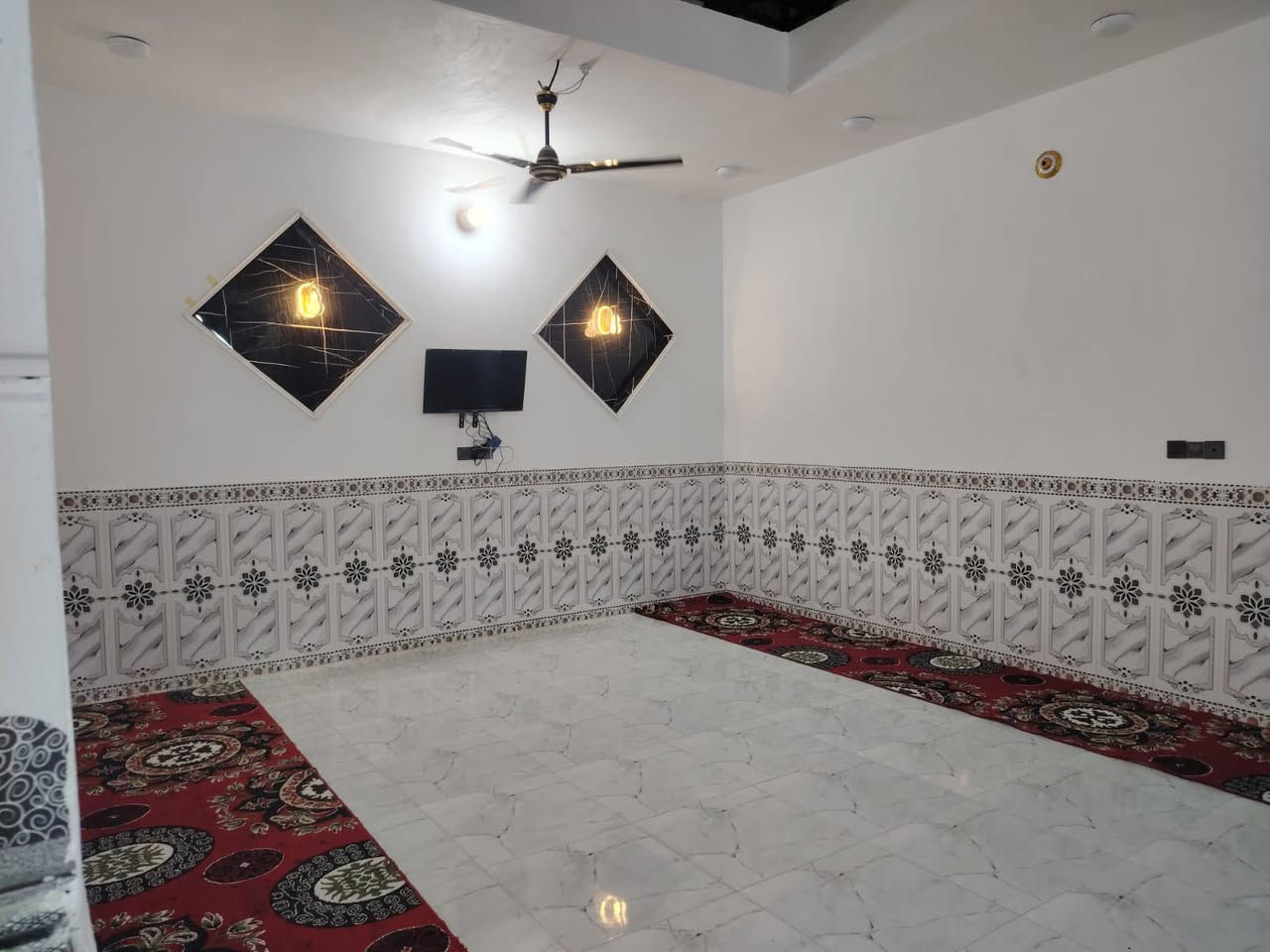 دار للبيع 200 متر طابق ونص درجه أولى
طابو صرف سند حر بسمي عله ساحه
يحتوي عله اربعه غرف 
لسعر 175 وبي مجال 
لستفسار 
***********
