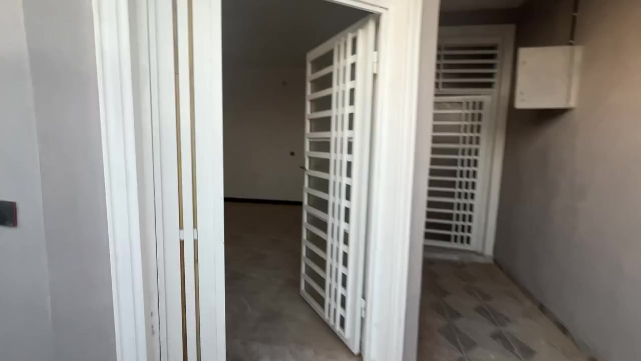 سلام عليكم بيت للبيع مساحته 140متر طابو زراعي سند 25
 
ابسمه شخصينا بناء حديث وكامل درجة اولى  من صاله ومطبخ وكلدور وغرف نوم كافت خدمات موجوده من ماء وكهرباء وشارعه عرضه 8متر
مكانه حلوه وامرتب
خلف تجاري مال شارع 100
لاستفسار اكثىر او مراجعت مكتب بهاء الجشعمي اللعقار العنوان حله شارع 100قرب جسر المشاه 
او
الاتصال على الرقم التالي 
***********
