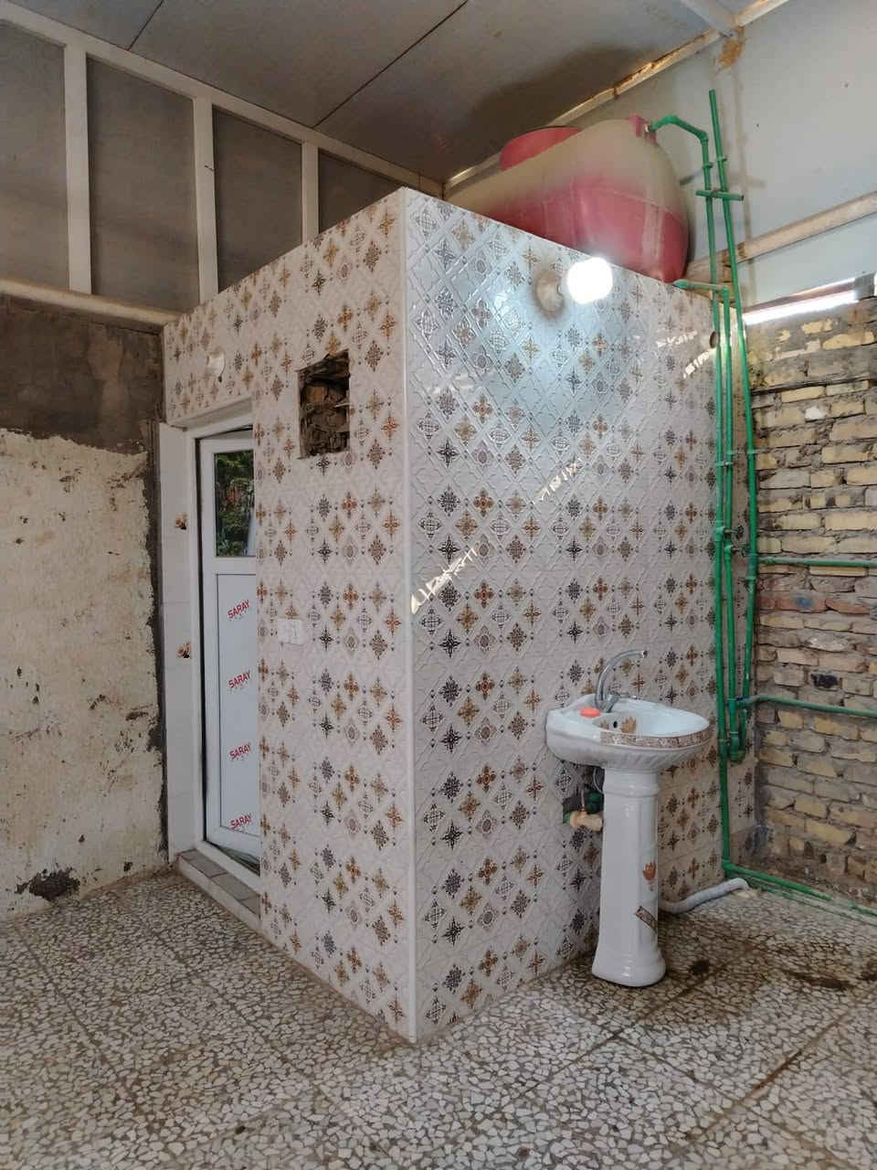 البيت للبيع 🔑 الكوفة حي الصدر الثالث مساحته 200متر ركن على شارعين  يبعد عن الشارع الرئيسي 75متر .يعبد عن ميثم التمار 5 دقايق .
البيت يتكون من طابق ونص 
الطابق الاول يتكون من ⬇️
كراج مسقف +حمام خارجي
غرفتين +صاله +استقبال +مطبخ +حمام +مكشوفه
الطابق الثاني يتكون من  ⬇️
غرفه +حمام + سطح 
🔈البيت مشمول بقرار 320 التطويب كامله الاجراءات
السعر 85 مليون وبي مجال للشراي 
للتواصل ⬇️
***********
