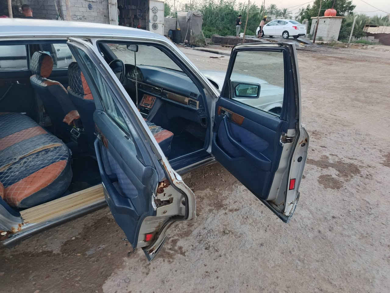 السلام عليكم مارسي دس البيع 300 باب قصير 
رقم مثنى بسم ولد بل الديوانيه ويريد يحول 
مكينتهه بيهه صوت براص والسياره شوف العين الجيوب مال الجنطه بيهه خياس من جوه وبيهه تلكيط ب بيهه طخه ب الجاملغ الوره مو قويه على كولت صاحبهه  الجاملغات الوره مكينه بلاديه قواعد دبل اليمنه مابيهه شي لا تعمير ولا اي شي واليسره دبيت بطسه ونشركت عدي وبس لحمتهه ما معمرهه يعني والسياره كدامكم ابيع هاذه الموجود السعر ///20 وهاذه رقمي ***********
مكانهه نجف المناذره
