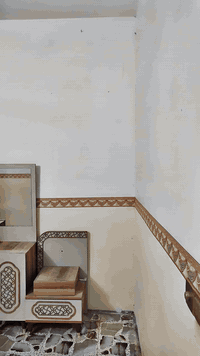 السلام عليكم بيت للبيع ١٥٠متر طابو زراعي مستلم بي إقرار محكمه
..الأساس طابوق حجري البناء ابلوك السقف كونكريت 
مي مجاري كهرباء كلهن عمل درجه اولى البيت غير مسكون حالياً 
وكامل من خلاطات.. مراوح.. اناره..سخان.. 
الموقع خلف جامع الخزاعل بعد الچري يبعد عن المحرم ٢٠متر  
الاستفسار  خاص او الاتصال ***********
