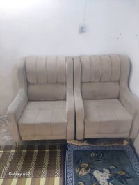 مستخدم قليل • كرسي