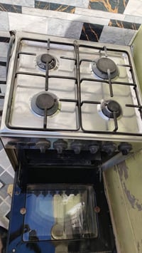 طباخ نظيف • ٤ عيون • مع فرن