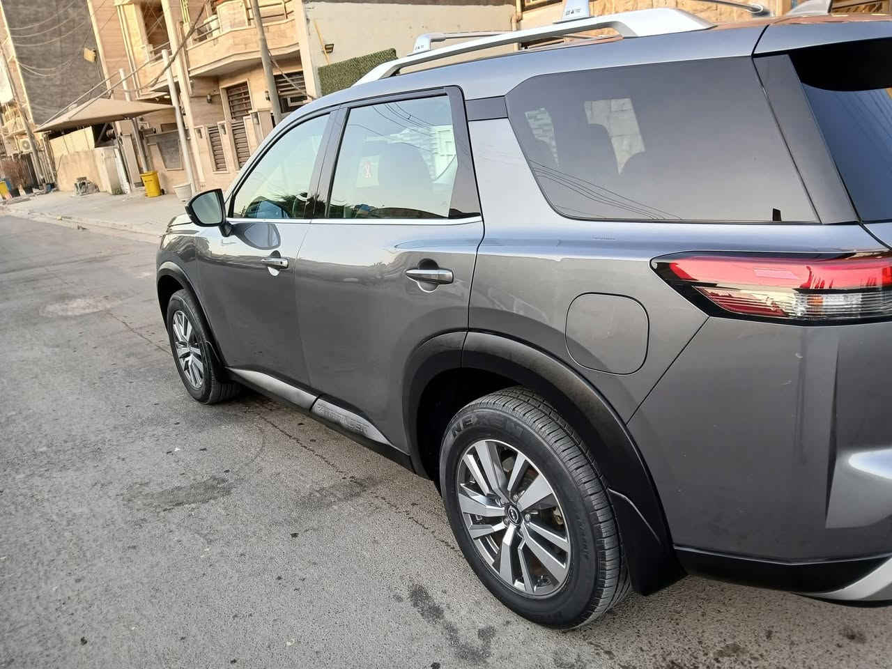 نيسان بافندر ٢٠٢٢ وارد امريكي ماشيه ٣٨ ميل فول مواصفات من عده الفتحة بيها ٣ قطع صبغ بدون ايرباك السياره مابيها اي نقص  باسمي رايدها ب٢٢٠ مكاني السيديه

***********
