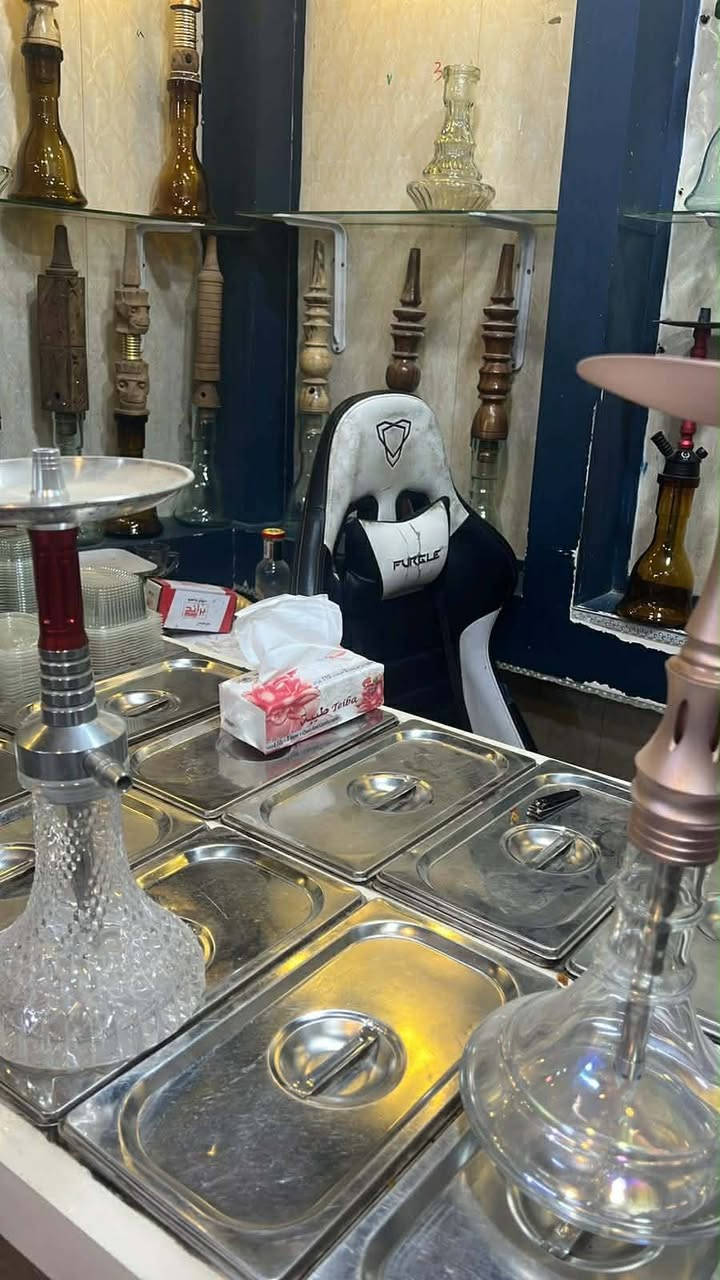 محل أراكيل للبيع - النجف | شارع الميلاد - مزرعة سيد علي 

مدة التشغيل 5 سنوات  
حالة المحل جاهز للتشغيل فوراً  
السعر 3,500,000 د.ع - بي مجال للشراي الجدي

مواصفات المحل
- قطعة خارجية + باب حديد سلايت
- جام خانة كاملة + ستاندات ورفوف على كامل الواجهة
- ديكور جبسن بورد مع إضاءة لدات + رفوف جام داخلية
- سبلت 2 طن + مبردة أرضية
- ميز معسلات كامل مع فاترينات عرض
- كرسي كيمنك للزبائن
- ساحب ماء + خط مولدة 3 أمبيرات

البضاعة الموجودة
معسلات خبط، أراكيل خشب وألماني، حجرات، هيترات، شيش، وجميع المستلزمات + أغراض إضافية هواي @إشارة


**إذا كنت صاحب هذا الإعلان وتريد حذفه لأي سبب، رجاءا أرسل رسالة إلى الدعم الفني**