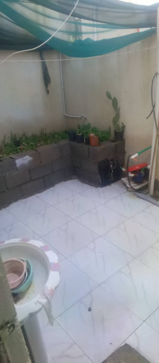 السلام عليكم بيت للبيع المساحه 100متر السقف سندويج وبي سقف ثانوي رباط ارضي البيت يحتوي على غرفه وصاله وصيحات ومطبخ وطارمه طابو زراعي نسخه من طابو السعر 30وبي مجال ثالث بيت عن الشارع ***********
