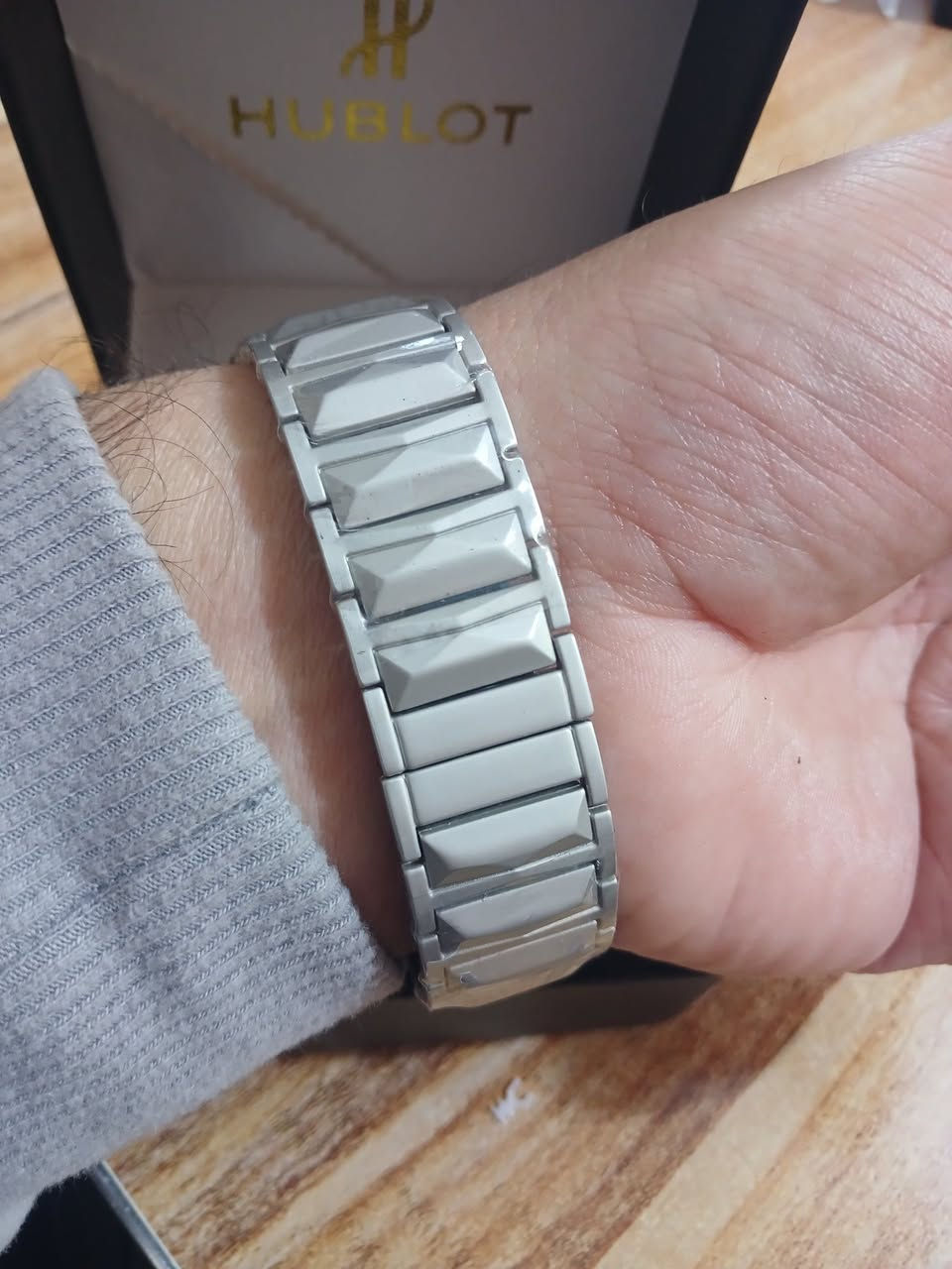 ساعه باله هابلوت  طلعتلي بهذا الشكل مع علبته الاصليه  السعر 35 الف مع التوصيل بالعافيه الي ياخذها 
متوفره قطعه وحده فقط
مواصفات الساعة
المينا: بلون أزرق داكن (Navy Blue) مع تصميم بسيط وعقارب فضية
الكتابه بالضهر حفر 
وزن ثقيل 
الهيكل والسوار: مصنوعان من الفولاذ المقاوم للصدأ (Stainless Steel) مع تصميم "قص الألماس" (Diamond Cut) الذي يمنح السوار مظهراً مضلعاً فريداً.
الحركة: تعمل غالباً بنظام الكوارتز (Quartz Movement) وتتضمن نافذة لعرض التاريخ عند الرقم 6.


**إذا كنت صاحب هذا الإعلان وتريد حذفه لأي سبب، رجاءا أرسل رسالة إلى الدعم الفني**