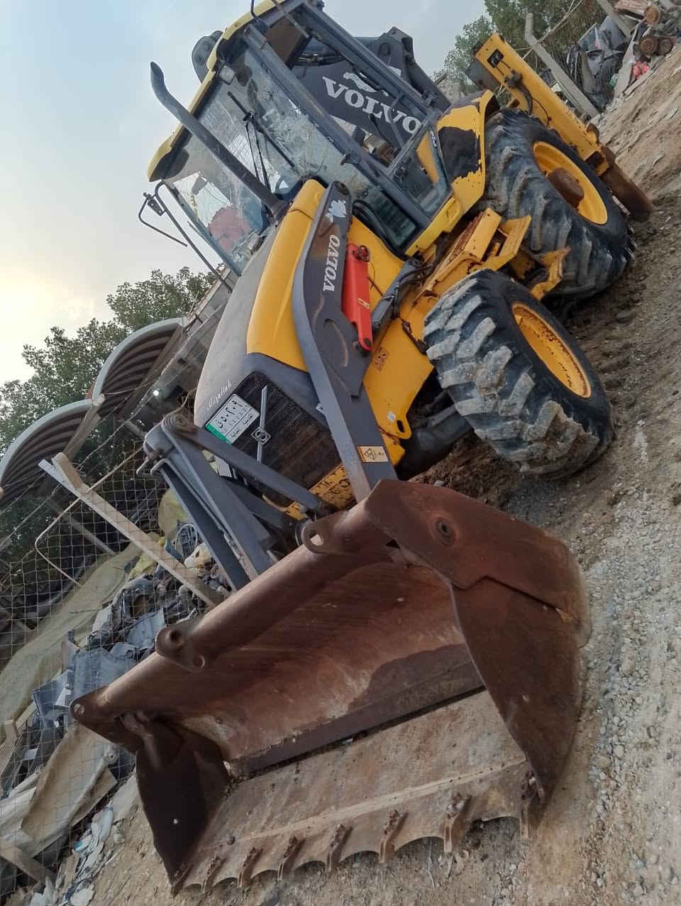 السلام عليكم حفاره فالفو موديل 2005 سلايت ومقص رقم الماني بيها خلل بسيط  بالمحرك  ونقص راديترات  رقم الهاتف للأستفسار ‭٠٧٧٦ ٣٨٦ ٥٩٤٠‬
