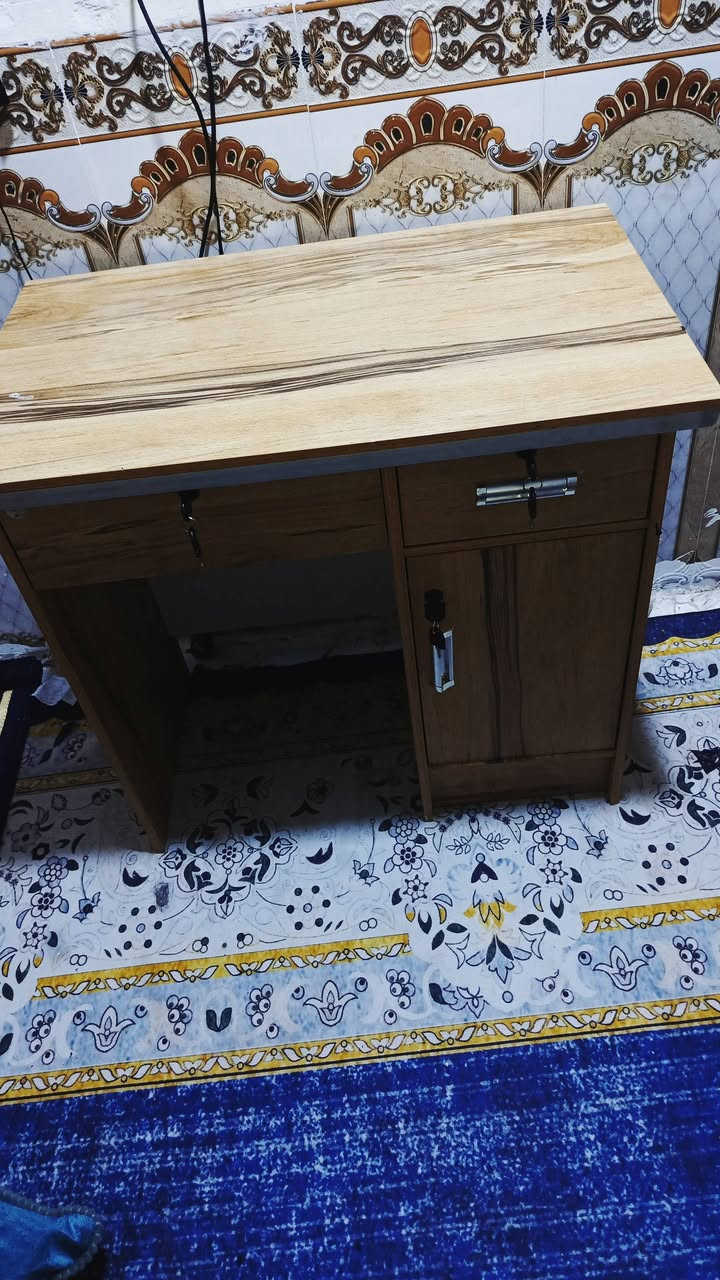 ميز مكتب للبيع جديد كلش السعر 70الف قفل 
مكاني البصره التنومه قرب فلكة ابو مهدي المهندس
الشراي يتصل ***********
