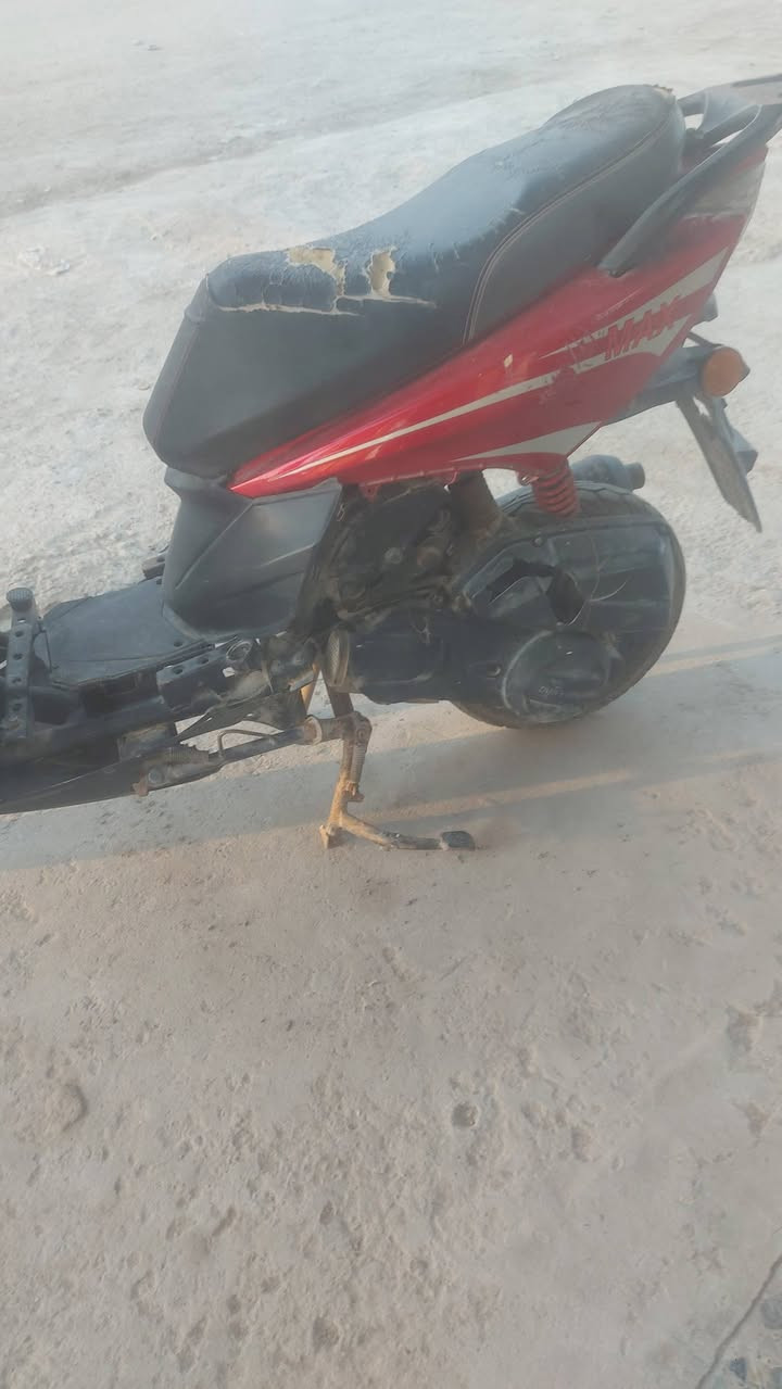 سلام عليكم 
هاي دراجة  كفرات  تعبانة وبيها تبخير للبيع
٢٠٠
***********
