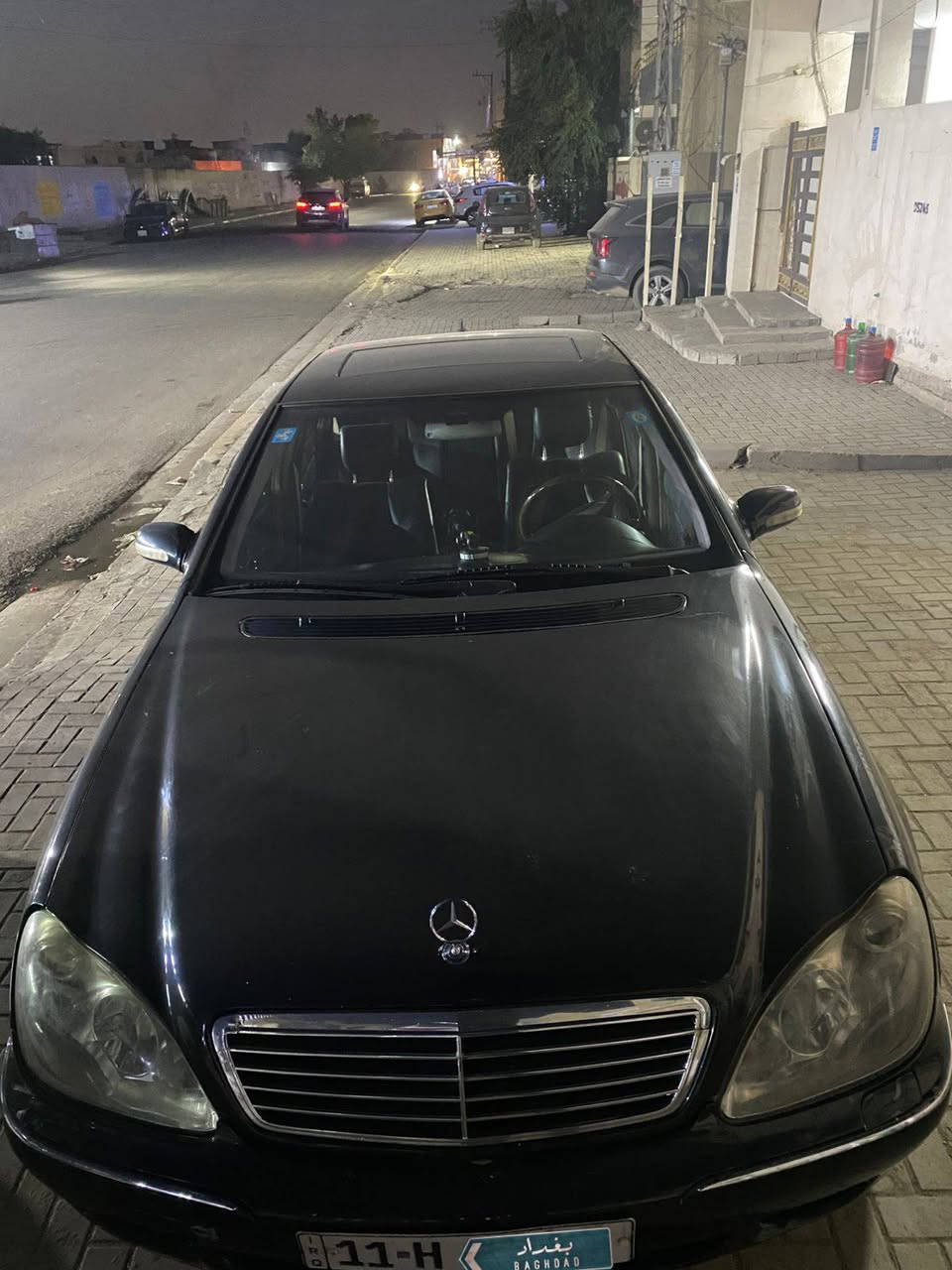 السلام عليكم
للبيع مرسيدس غواصة S 320

موديل  2000 أصل 
 باب قصير – رقم بغداد أصولية وباسمي رقم انكليزي  – هزة جديدة
المواصفات:

لونها اسود 
بصمة
داخل جلد اسود
محرك وكير ممتاز
تبريد 3 قطع + ثلاجة
كروز سرعة
شاشة اعطال 
مرايا جانبية قلاب مع البك
صندوق شفط
إنارة ترحيب خارجية وداخلية
شاشة أعطال
لايت الفول زنون
مرايا شفط
إيرباكات سليمة
ويل 16 
نظام صوت BOSS
هزة وفحص جدد + سنوية جديدة
وضعيات قيادة سبورت – عادي 
داخل جلد اسود
سلايد روف
محورة دبلات مو جوبلس
كشنات بخاصية الميموري (3 وضعيات)
كشنات أمامية كهرباء
تحكم بالستيرن جهتين
السعر: البيع فقط بدون مراوس ١٢٥
رقمي :
***********
