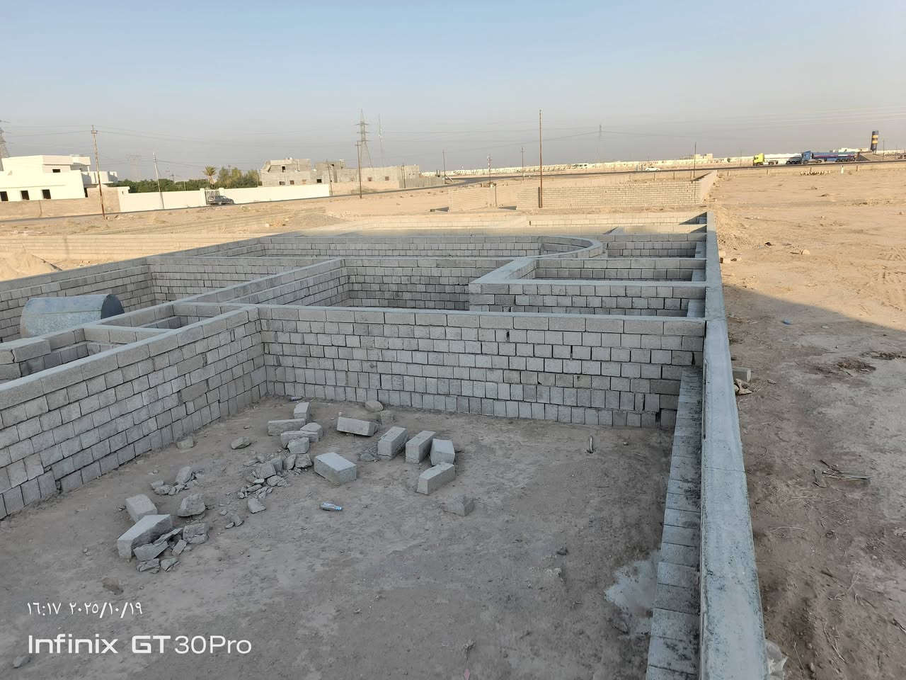 قطعة للبيع زراعي في منطقت اليوبي مقابيل القادسيه علا طريق سريع واصلها كل الخدمات كهرباء وماء وتبليط شوارع ومدرسه بتدائيت ومتوصطه 300متر واجهه 12/50ونص نزال 24
مقابل صيطرت ابو اعقرب  سعر 13مليون ونص وبي مجال للشراي 
المو شراي لا يخابر كلشي موضح بل فديو سعر القطعه قابل للتفاوض 
***********
***********
