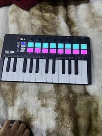 قطعة جديدة بالكارتون مع الكيبلات 50 مع التوصيل  واتساب 07724434688