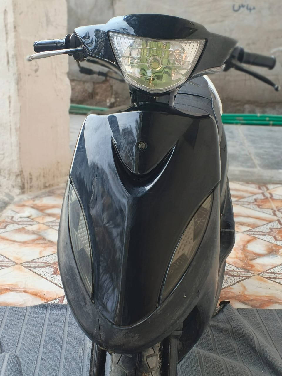 ماكس جديده كلهة شغاله سلف هندر اشاير سكنات ما مفتوحه شلعه ومشي نعومه كلش حلوه بوشه 49 حواضن اصليه عدادات الكهربايات كلها شغاله تايرات توني شادهن اصليات هستوه سويتلهة بوليش لا خنكه لا كطعه لا تبخير لا نتقيص جاهزه اخت الرمبه ما بيها اي نقص دبلات امامي وخلفي ابريكات اماميه وخلفيه عنواني البصره سعر 800 وبيه مجال 
***********
