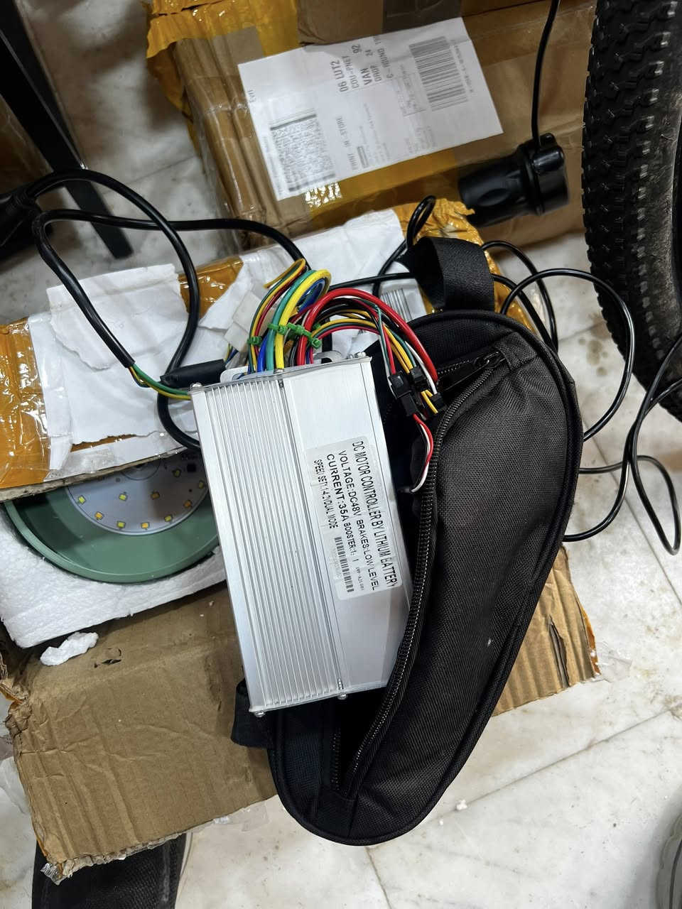السلام عليكم شباب
متوفر 

وحدة التحكم (Controller):
• الجهد (Voltage): يعمل بنظام 48 فولت (DC48V)، وهذا يعطي تسارعاً وقوة أفضل من الأنظمة العادية (36 فولت).
• التيار (Current): يصل إلى 35 أمبير (35A).
• القوة المحسوبة: بناءً على الجهد والتيار (48V \times 35A)، فإن القدرة القصوى التي يمكن أن تخرج من وحدة التحكم هي 1680 واط. هذا يعني أن المحرك غالباً ما يكون بقوة 1000 واط إلى 1500 واط (وهي قوة كبيرة جداً لدراجة هوائية).
• الموديل: SVP-AJL001.
2. الشاشة (Display):
• الموديل: SW900 الشهيرة، وهي شاشة LCD تدعم برمجة السرعة، وعرض المسافة، ومستوى البطارية، والتحكم في مستويات المساعدة الخمسة. كما يظهر ملصق صغير يؤكد أنها مبرمجة لتعمل مع نظام 48 فولت.
3. المحرك (Motor):
• النوع: محرك دفع مباشر (Direct Drive) ضخم، يتميز بالهدوء وطول العمر الافتراضي لعدم وجود تروس داخلية تتآكل.
• التوافق: يظهر وجود مكان لتركيب "قرص الفرامل" (Disc Brake) ومكان لتركيب المسننات (Freewheel).
المواصفات المتوقعة للأداء:
• السرعة القصوى: قد تتجاوز 50 - 55 كم/ساعة (اعتماداً على حجم العجلة ووزن الدراج).
• عزم الدوران: قوي جداً، يساعد في صعود المرتفعات بسهولة.


**إذا كنت صاحب هذا الإعلان وتريد حذفه لأي سبب، رجاءا أرسل رسالة إلى الدعم الفني**