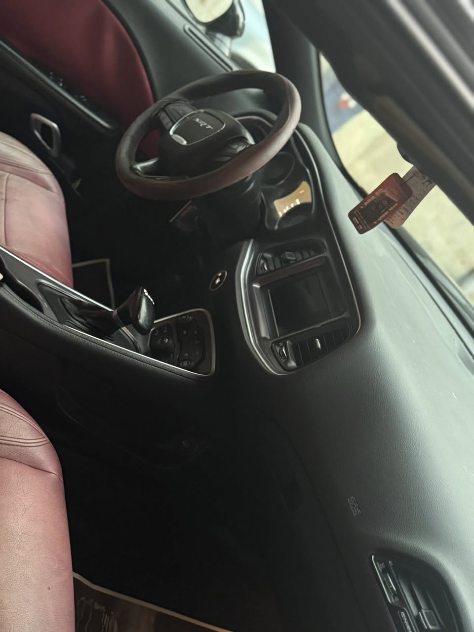 السلام عليكم
جالنجر 2018 للبيع

محرك السياره 3600 6 سلندر سياره خير من الله كير مكينه كفاله تبريدها فول سياره بيها صبغ بنيد وجمالغ ثنيهن حادثها خفيف مو قوي مثل مموضح بلصوره 

المواصفات 

1 تحكم سترين

2 شاشه 

3 تدعم نضضام الكاربلاي 

3 وضعيات قياده سبورت وعادي وعزل حته هجوله تخليك تهجول 

 4 تشغيل عن بعد 

 5 تبريد وتدفئه الكشنات والستيرن

 6 تبريدها خير من الله 

7 شادلها زنون يعمي 
8  بصمه
9 بصمه ابواب 
10 كامره دواره 
وبعد بيها هواي مواصفات ومواصفاتها معروفه 

سياره رقم جديد وباسمي هزه هم جديده 

شباب هاي السياره كدامكم بس الشراي يتصل يرحم ولديكم 

السعر 155 وبيها مجال قليل كلش 

*********** الرقم بي واتساب
